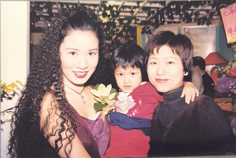 邬友正在小红书分享佘诗曼的旧照。