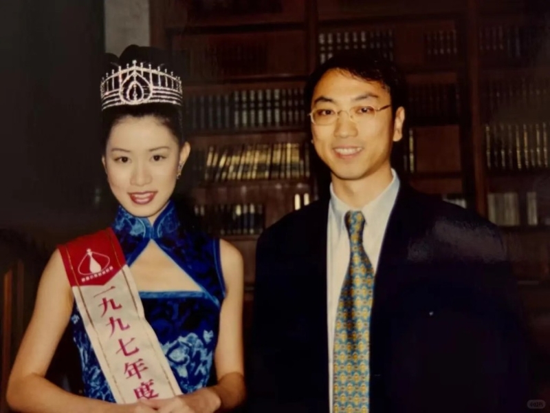 邬友正旗下品牌当年是港姐赞助商之一，曾与佘诗曼合照。