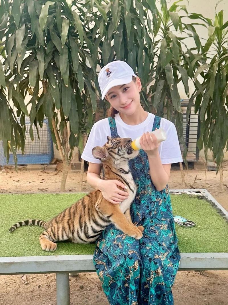 何超莲近日到泰国苏梅岛旅行。