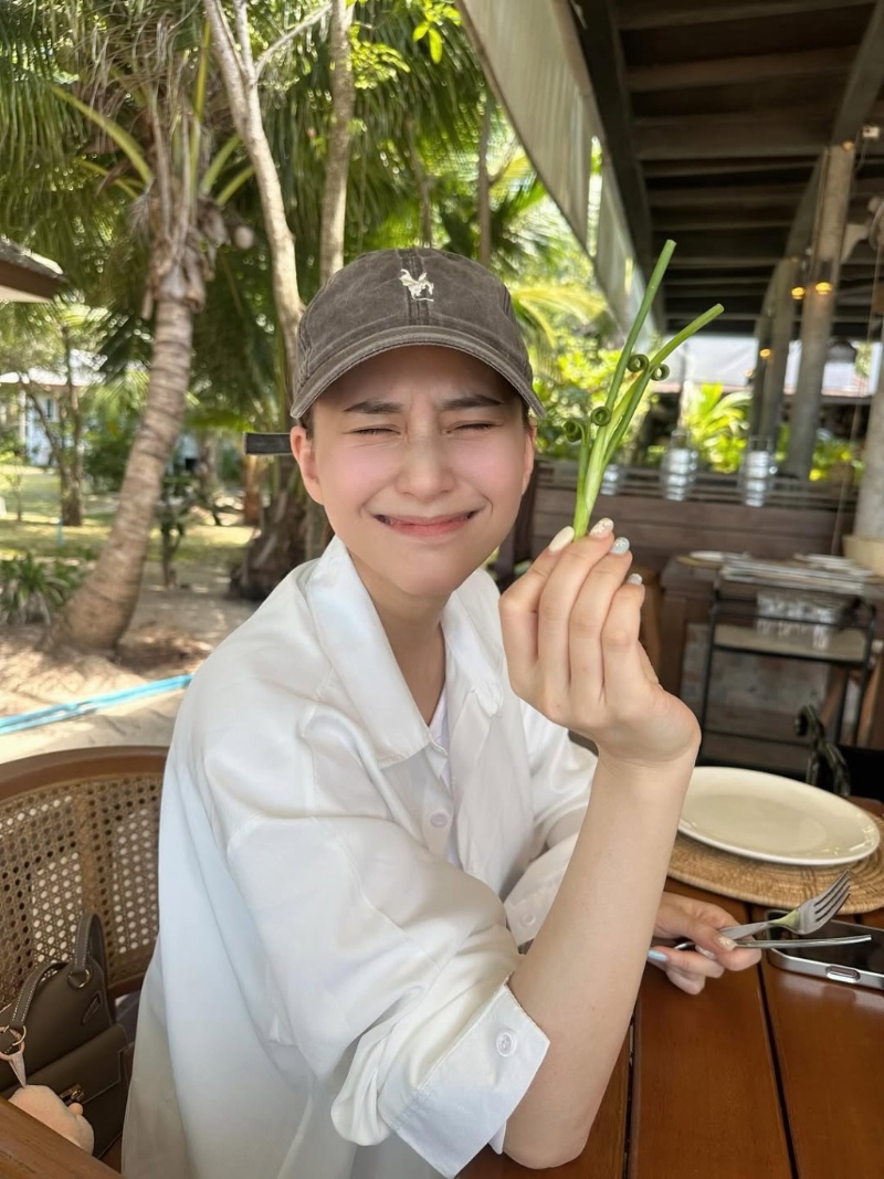 何超莲昨日出PO表示：“终于可以吃大餐了”。