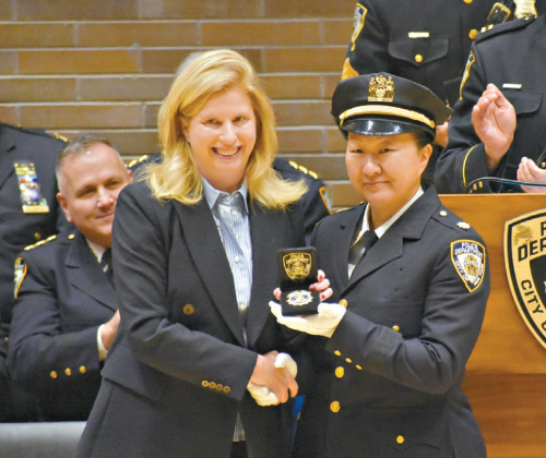 潘苏利文（右）从蒂施手中接过新警徽。