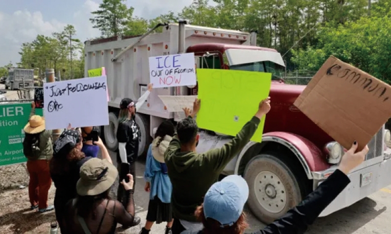 方式 - 佛罗里达州的人们抗议建造“鳄鱼恶魔”