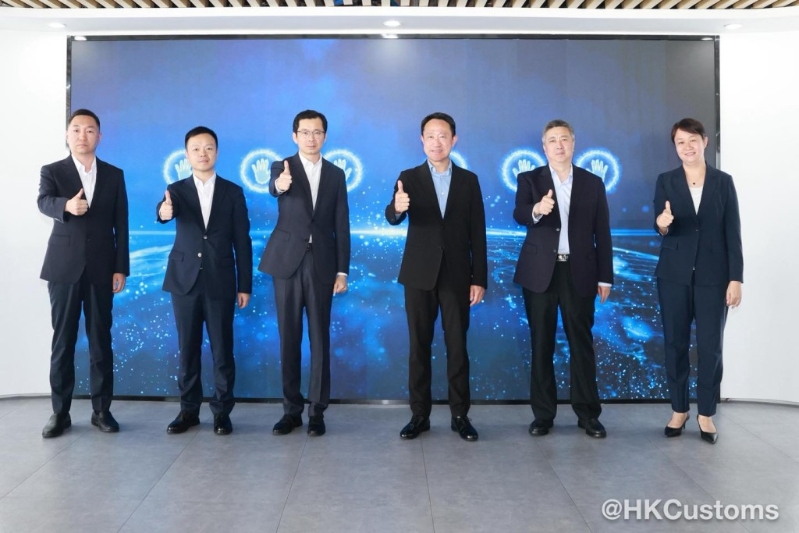 海关关长陈子达率团出席在广州南沙汽车口岸举行的“穗港汽车出口快线”试行计划启动仪式。