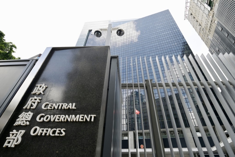 特区政府实践“以结果为目标”的施政理念，把有为政府和高效市场更好结合，敢于破除利益固化藩篱，着力破解经济社会深层矛盾和问题。