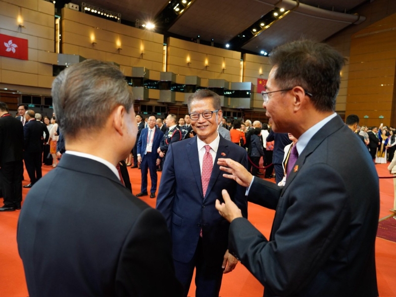 陈茂波指大家都非常兴奋，期盼着更繁荣的发展。