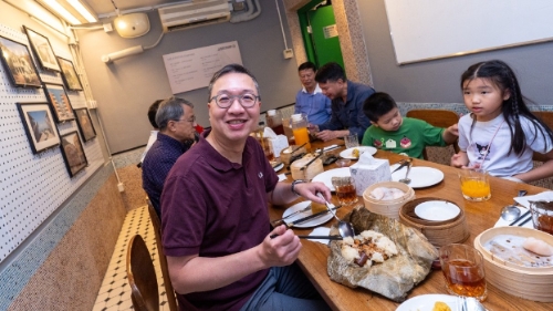 林定国夫妇参观美荷楼