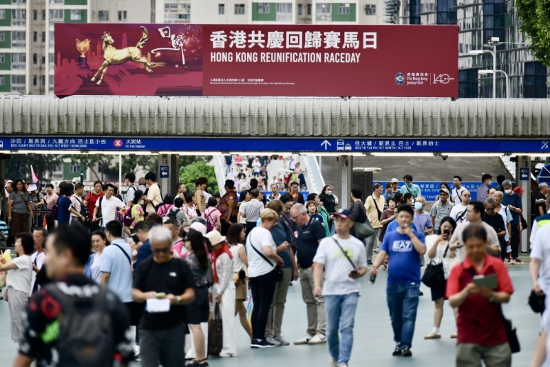 大批市民到沙田马场庆祝回归。