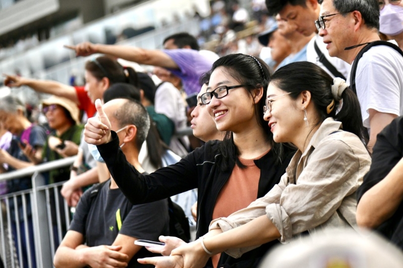 香港赛马会今日在沙田马场举行“香港共庆回归赛马日”。
