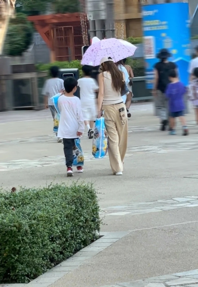 Angelababy买了不少纪念品。