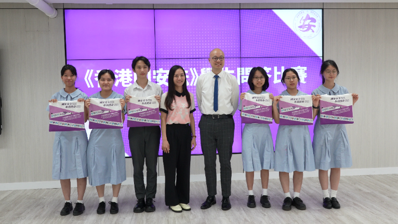 冯汉贤校长(右4)向同学送赠国安纪念品。