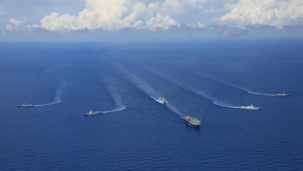 海军山东舰编队海上航行。