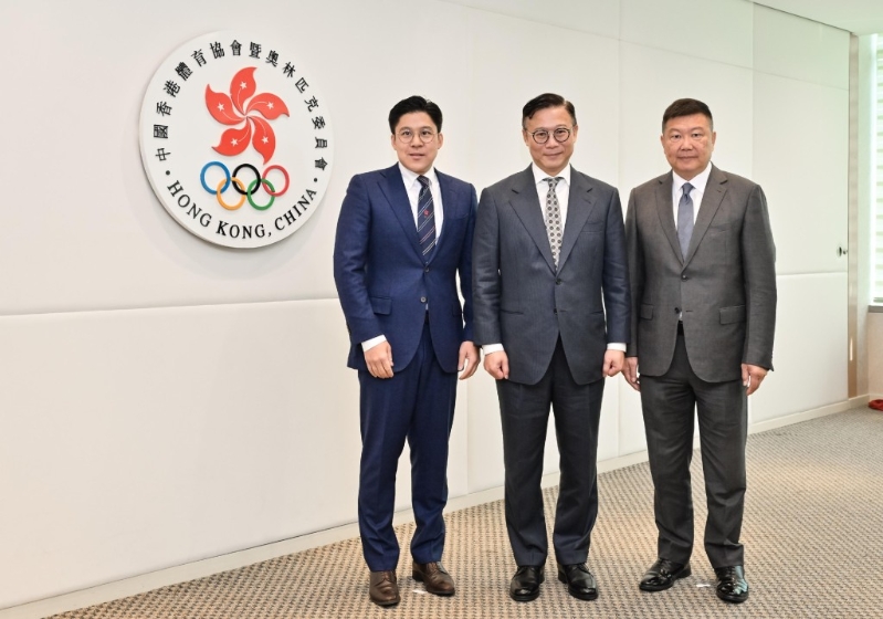 图标张国钧（中）、霍启刚（左）和杨祖赐（右）在会议前合照。 政府新闻处