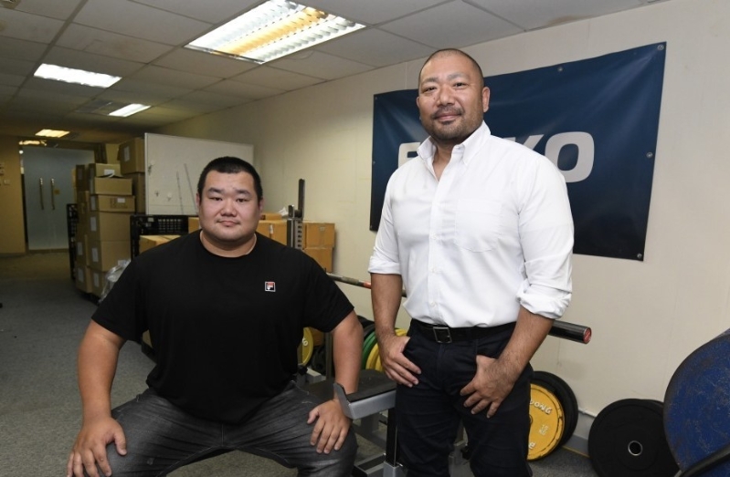 橘井政人（右）及方齐智（左）疑被香港举重健力总会扣起体院资助。