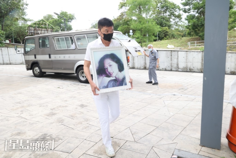 艾威上月为爱妻办告别仪式，之后捧着其遗照抵达火葬场。