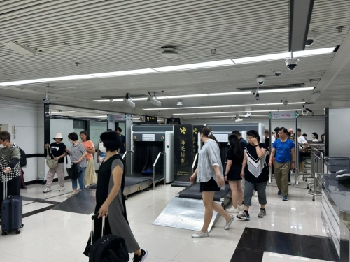 罗湖口岸的大行李安检，也受惠加设小行李通道，变得更顺畅。星岛记者摄