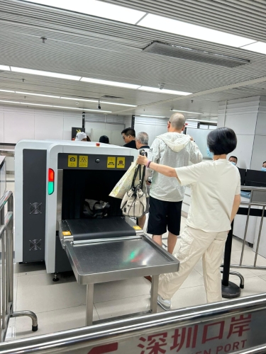 罗湖口岸将大小行李分开进行安检，有效分流旅客。 本网记者摄
