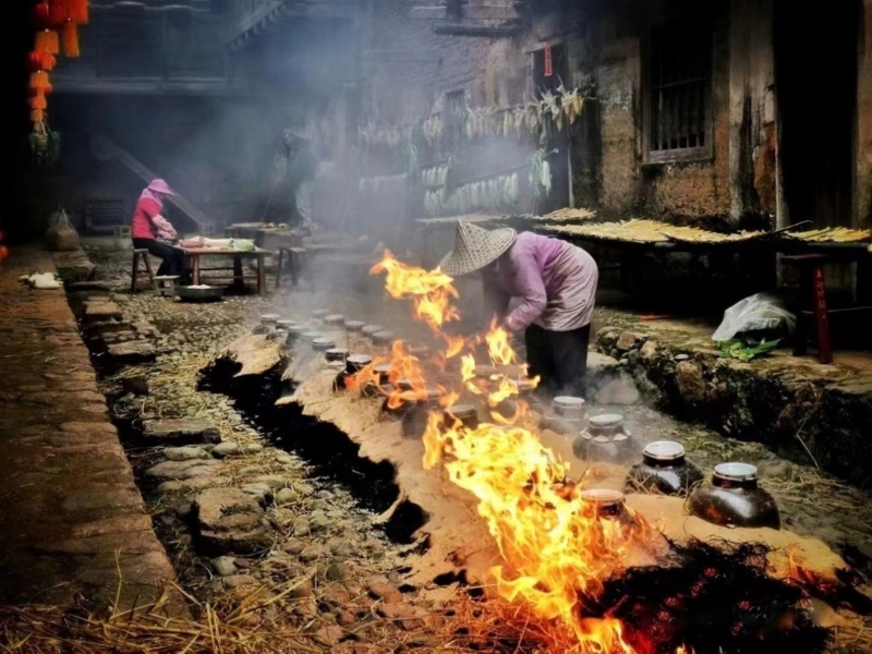 梅州娘酒添加粬种，使用谷壳、布惊灰等进行火炙。