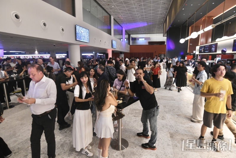 酒吧可容纳逾一千人，并融合体育赛事、音乐、美食和美酒元素，可满足各种需要。