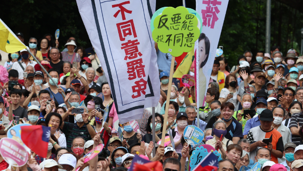 图为北北基“反恶罢团结大会”6月21日在台北荣星花园举行，参与民众挥舞标语并高呼口号，表达反对恶罢的立场。