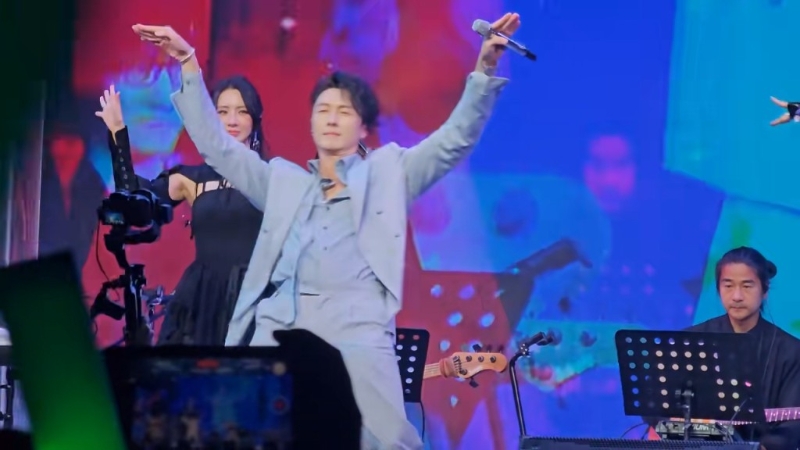 王浩信教菊梓乔跳《大展鸿图》。