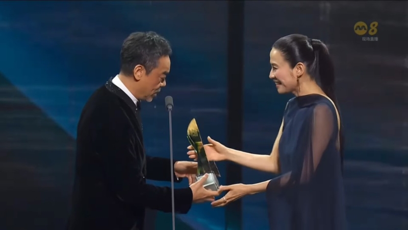 宣萱于刘青云手上夺得奖项。