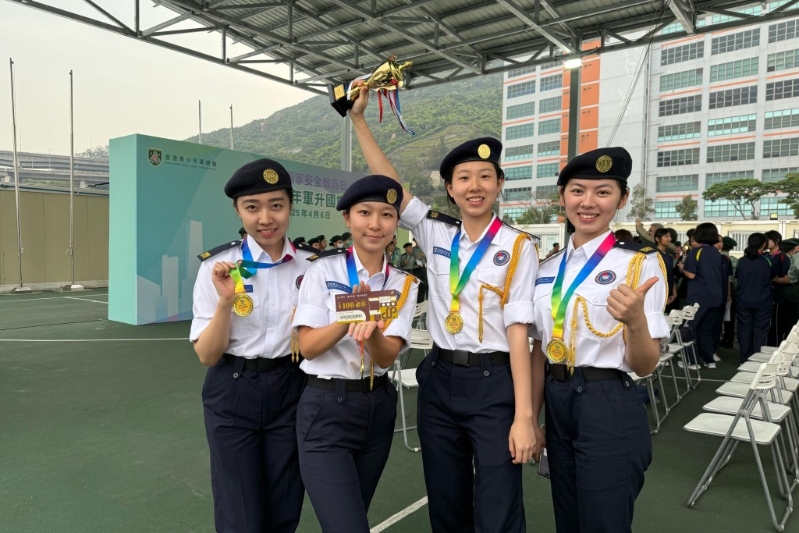 刘维斯（右一）今年4月赢得“全民国家安全教育日香港青少年军升国旗比赛”大专及大学组冠军。