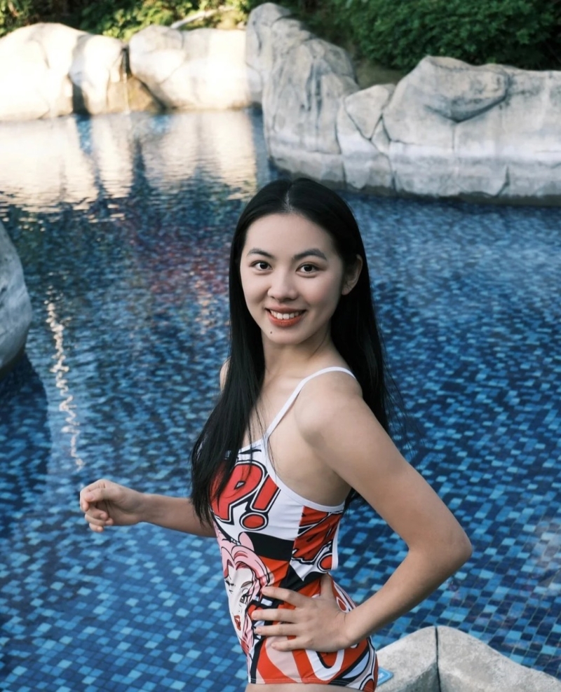 刘维斯早前在内地浸温泉拍下不少泳照