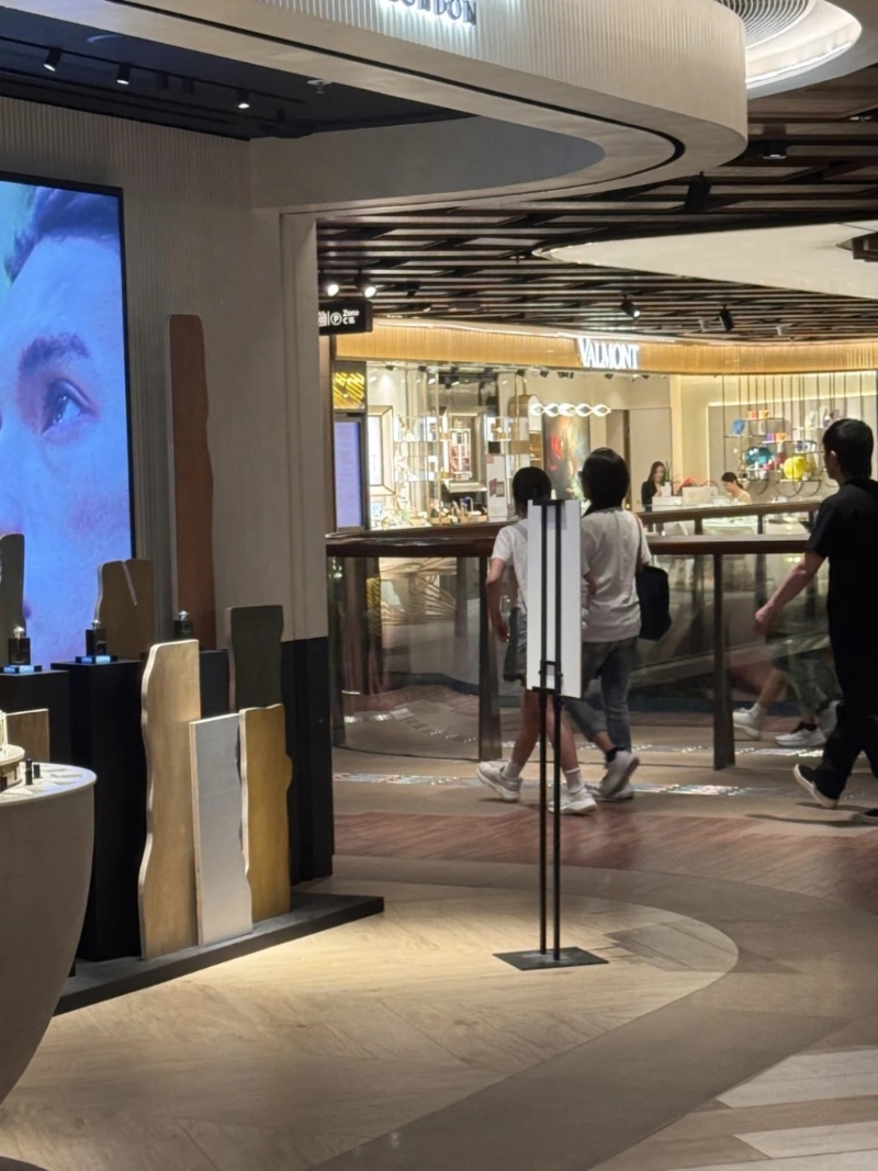 曾有网民在尖沙嘴一个商场偶遇黄贯中朱茵夫妇，带同女儿一齐行街，指他们好低调，不好意思打扰。