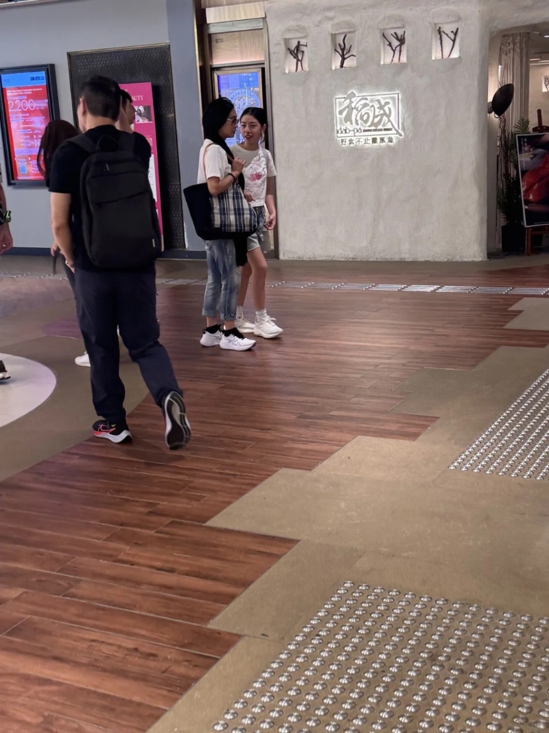 朱茵穿上简单的白Tee牛仔裤衬波鞋，但戴上太阳眼镜星味十足。 至于黄鶑的装扮也与妈咪衬到绝，但就换上牛仔短裤，扎起头发、背起背囊与朱茵并肩而行，两人走在前面有说有笑。