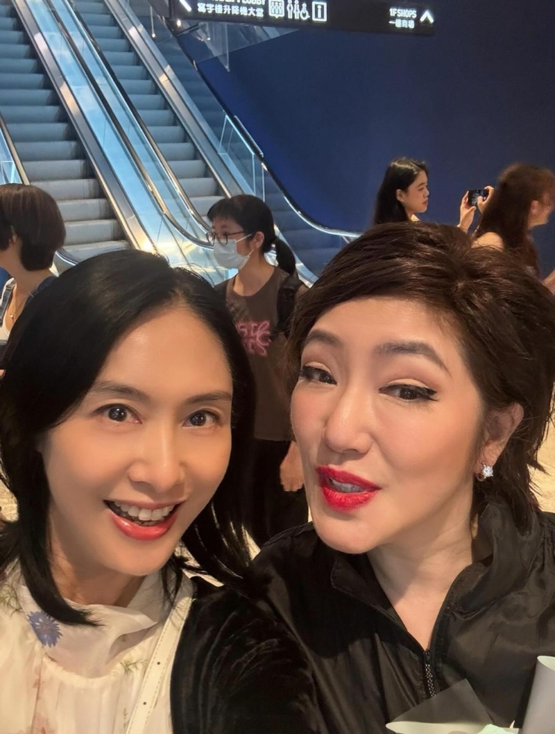 朱茵一家支持师姐舞台剧，近照依然索爆。