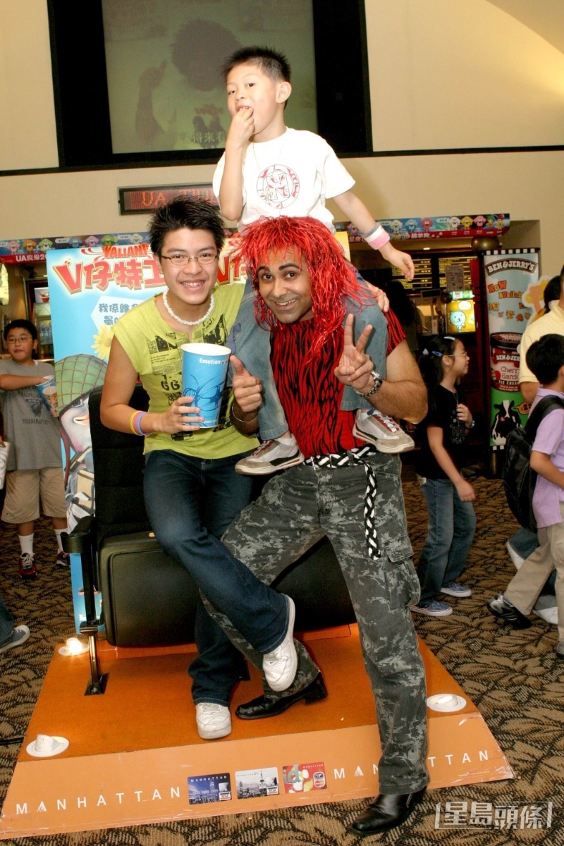 乔宝宝（右）2005年参加TVB节目《残酷一丁》一举成名。