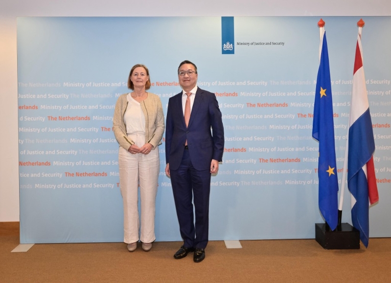 林定国（右）和荷兰司法与安全部秘书长Anneke Van Dijk（左）在会面前合照。 政府新闻处