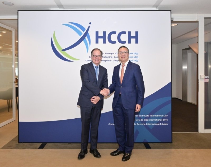 林定国（右）与海牙会议秘书长Christophe Bernasconi博士（左）在会面后合照。 政府新闻处