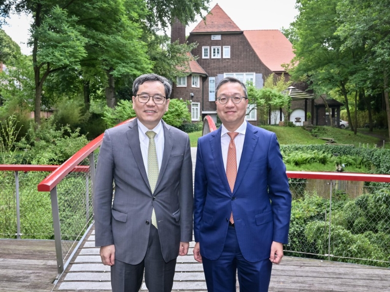 林定国（右）与谈践（左）在午餐前合照。 政府新闻处