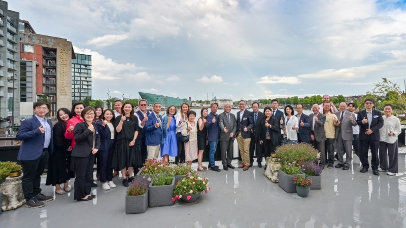 林定国（右十三）、律政司国际法律专员丁国荣博士（右二）和香港驻欧洲联盟特派代表翁佩雯（右十一）与在荷兰和卢森堡生活的香港人和华侨团体代表在晚宴后合照。 政府新闻处