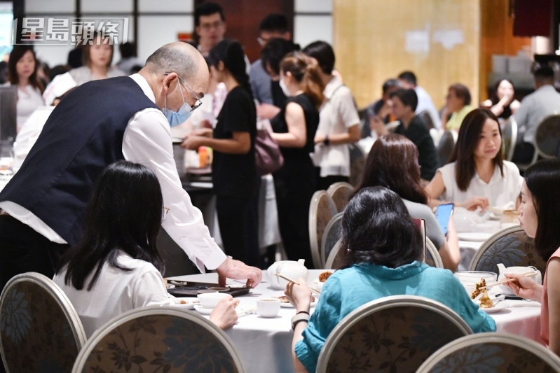 今日酒楼午市坐满茶客。