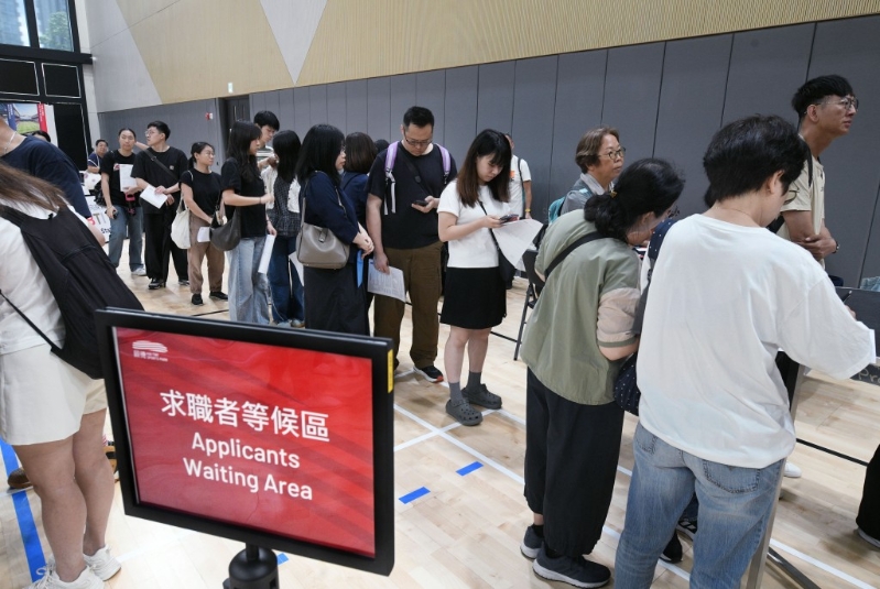 现场有招聘摊位，应徵者大排长龙。