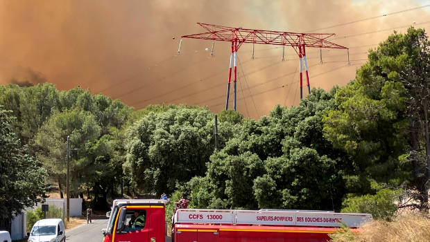 法国野火接近马赛，机场关闭，公民是四个举动