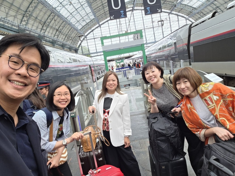 罗淑佩在波尔多火车站与团队留影。