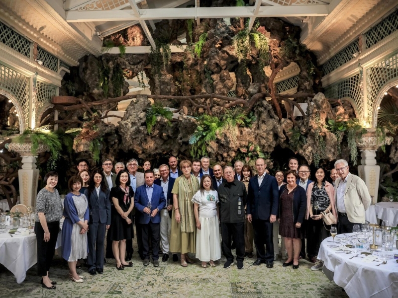 林建岳广邀波尔多酒商、酒庄和政府的好朋友出席晚宴，大家重聚的亲切喜悦，从照片都能看到。