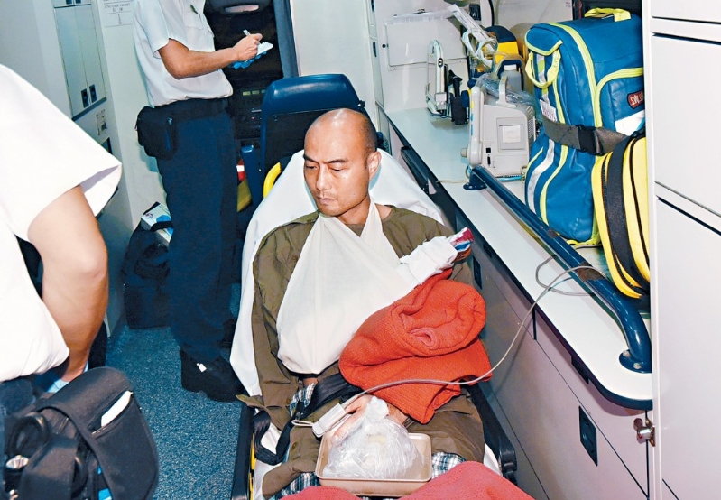 一名警长在新城巿广场暴动中，遭杜启华咬断手指。