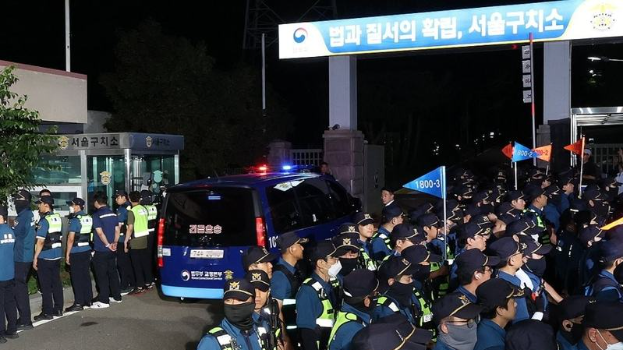 当地时间9日晚,尹锡悦乘坐的车辆进入首尔拘留所 当地时间9日晚,尹锡悦乘坐的车辆进入首尔拘留所