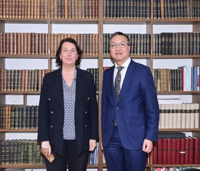 林定国（右）与巴黎海事仲裁院秘书长Pascale Mesnil（左）在会面后合照。政府新闻处