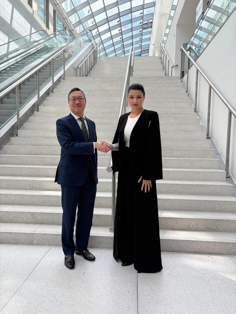 林定国（左）与财务行动特别组织主席Elisa de Anda Madrazo（右）在会面后合照。政府新闻处