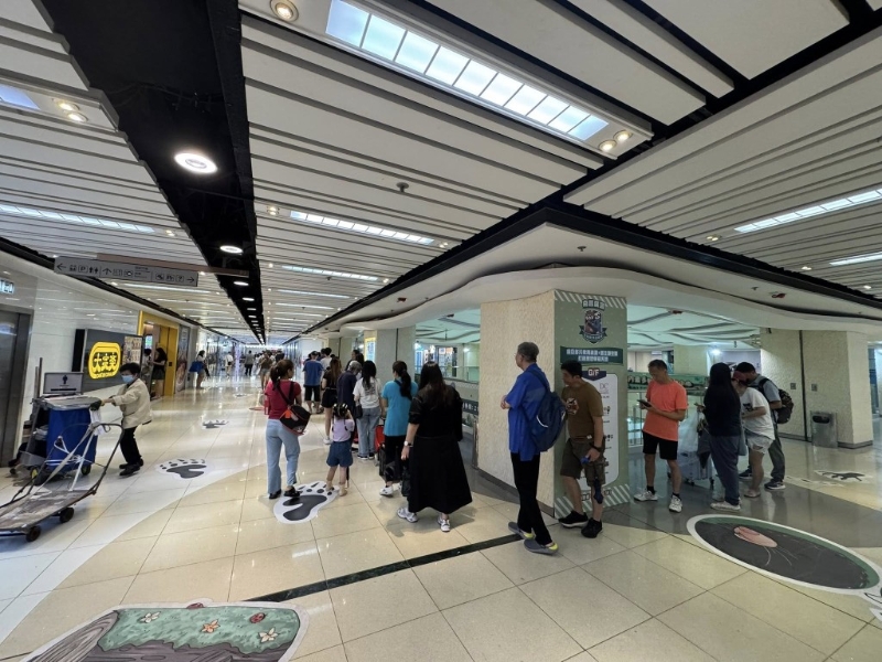 区议员张美雄周四早上南丰广场现场所见，仍有逾百人排队等待取货。（张美雄fb图片）