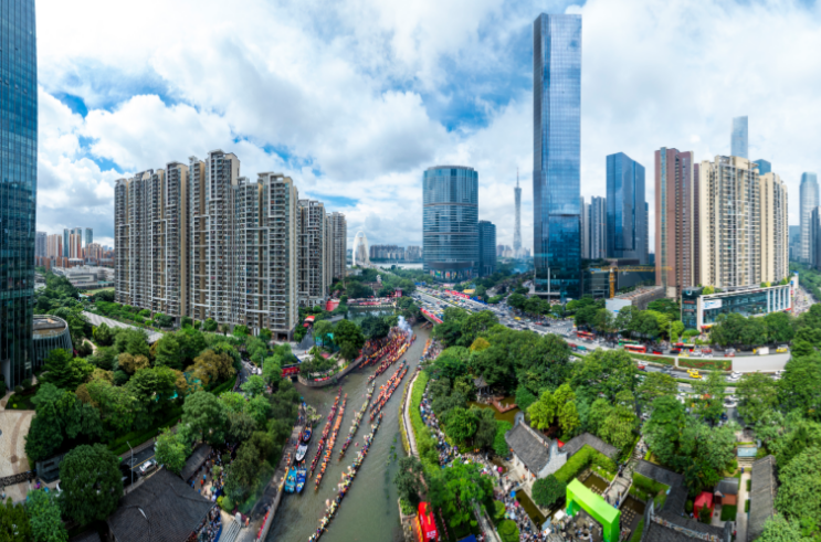 每年端午节,猎德涌龙舟竞发,鞭炮声、鼓声、欢呼声交织成一片。 每年端午节,猎德涌龙舟竞发,鞭炮声、鼓声、欢呼声交织成一片。