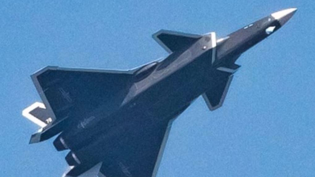 网上疯传的新照显示，中方的全球第一款双座5代战机歼-20S似乎已服役