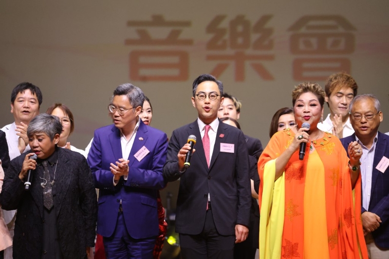 沙田民政事务专员余怀诚(中),上台与歌星肥妈(Maria Cordero)(右二)及“黑妹”李丽霞(左一)等人合唱《歌唱祖国》。 沙田民政事务专员余怀诚(中),上台与歌星肥妈(Maria Cordero)(右二)及“黑妹”李丽霞(左一)等人合唱《歌唱祖国》。