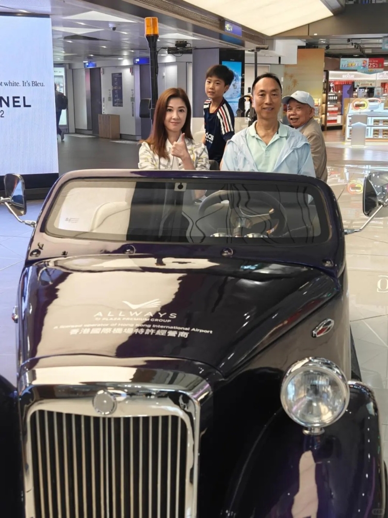 邬友正决定带伤欧游，因为行动不便，于香港机场内获有关方面特别照顾，派出“劳斯莱斯”外型的接送车送邬友正一家到闸口。