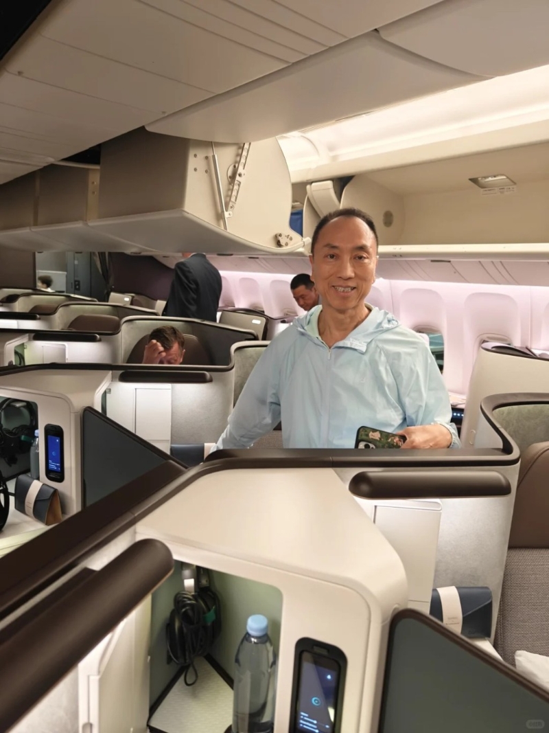 邬友正精神奕奕神情兴奋。